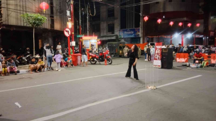 Atraksi penyanyi di Kembang Jepun. Dokumentasi pribadi