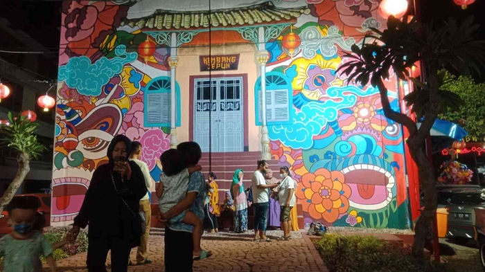 Pengunjung berfoto di sebuah ikon Kya-Kya. Dokumentasi pribadi