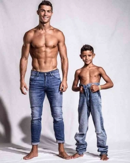 Ronaldo dan anaknya tampil di salah satu iklan CR7 Denim. Sumber: IG @cristiano / www.thesun.co.uk