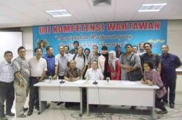 Dengan rekan wartawan di PWI Jaya (foto dok Nur Terbit)