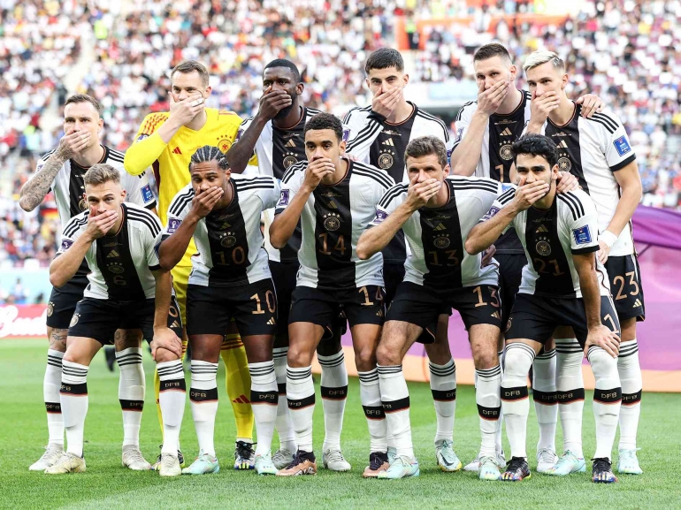 Timnas Jerman dengan gestur menutup mulut sebagai bentuk protes. (sumber: Twitter @brfootball)