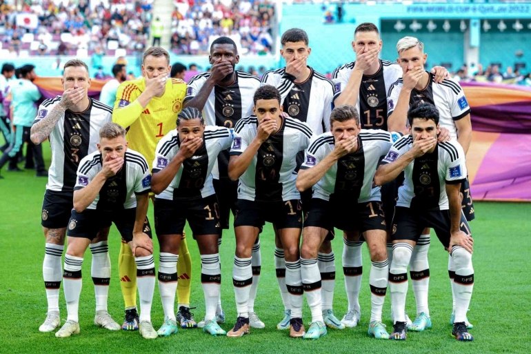 Timnas Jerman melakukan sesi foto tutup mulut sebagai bentuk protes terhadap aturan Qatar (sumber: twitter/Extra Time Indonesia)
