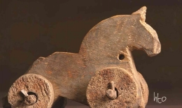 Mainan kuda yang berusia sekitar 2.000 tahun | foto: HennieOberst 