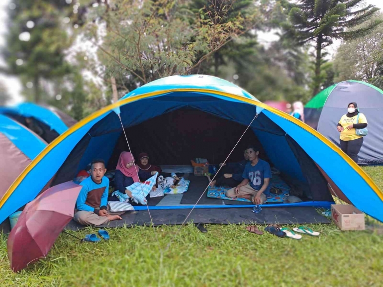 Tenda pengungsian warga Desa Ciputri korban gempa Cianjur (dokpri)