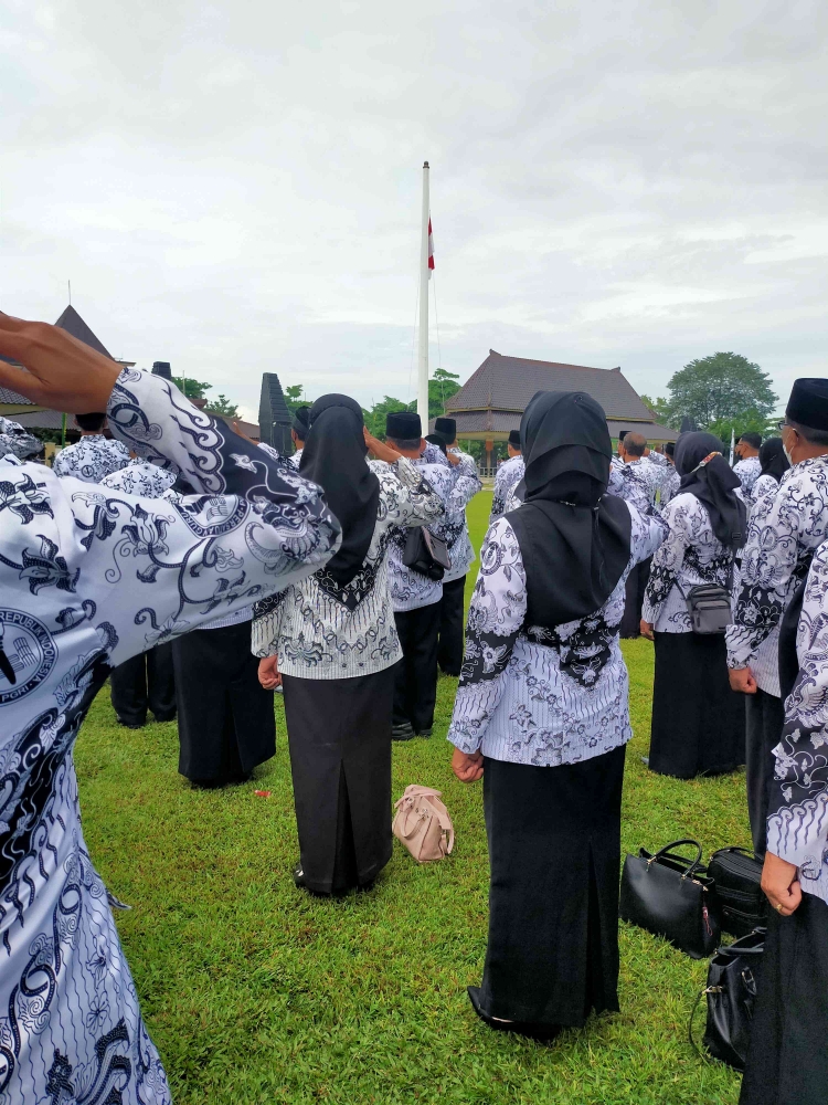 Suasana Upacara Bendera memperingati HUT PGRI ke 77 di halaman Kantor Kabupaten Blitar pagi tadi | Foto: Siti Nazarotin 