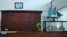 Miniatur pinisi di meja lobi Hotel Arini 2 (dokpri)