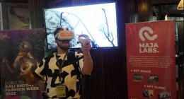 Mencoba VR Experience dari MAJA Labs (Dok: Pribadi)