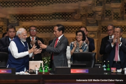 Jokowi menutup G20 dan menyerahkan keketuaan ke Perdana Menteri India Narendra Modi (Indonesia G20 Media Center/Zabur Karuru via kemenkeu.go.id)