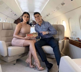 Ronaldo dan Georgina dalam salah satu jet pribadinya. Sumber: Instagram @giorginagio / www.thesun.co.uk