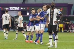 Rudiger menatap sedih 3 poin Jerman yang terbang di atas Khalifa International Stadium, 23/11/2022 (Foto: AP Photo/Eugene Hoshiko).