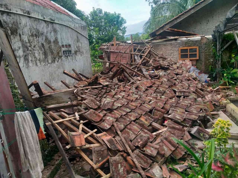 Genteng rumah yang roboh akibat gempa (Sumber: dok.pri)