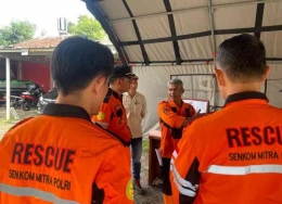 Relawan Senkom Rescue melakukan pencarian warga yang hilang akibat gempa di Cugenang, Cianjur. Dokpri.