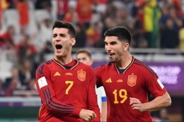 Alvaro Morata (kiri) merayakan gol ke gawang Kosta Rika di matchday 1 Grup E Piala Dunia 2022| Dok Glyn Kirk via Kompas.com