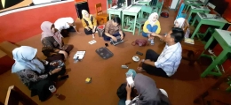 Gambar 3. Rapat Internal Panitia Bersama Komite dan Orang Tua Murid untuk Mengevaluasi Kegiatan dan Menyusun Rundown Acara Semarak Serbukatif SD Negeri Polisi 4 Kota Bogor. (Dokpri)