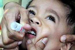 Ilustrasi pemberian vaksin cegah polio kepada anak balita. | Foto: Kompas.com/Bahana Patria Gupta