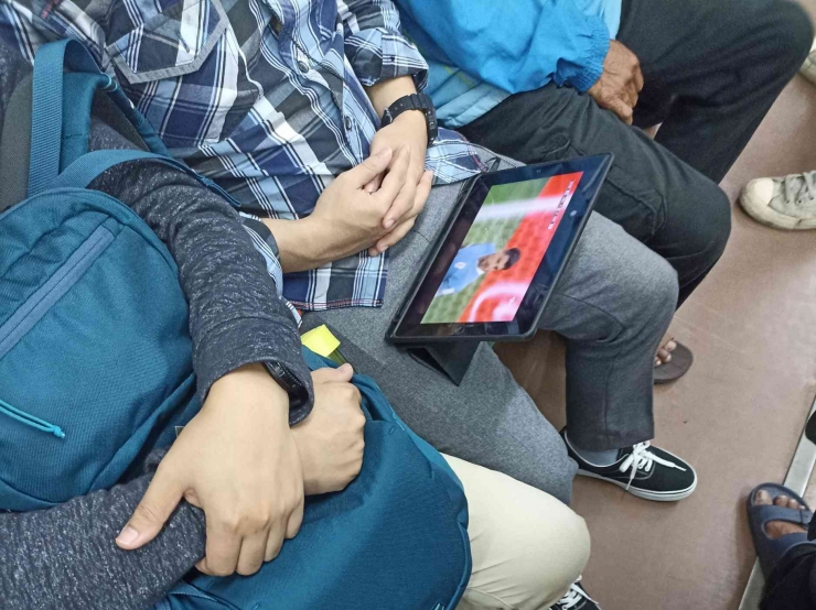 Nonton di KRL (foto by widikurniawan)