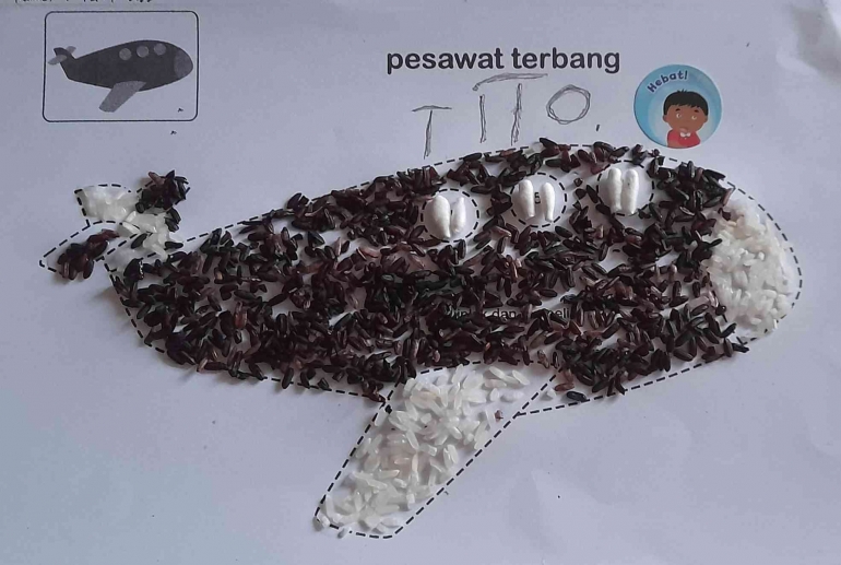 Mozaik pesawat menggunakan beras putih-hitam, karya si kecil Tito Nafanu (dok pribadi)