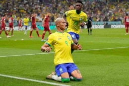 Richarlison mencetak dua gol di laga Piala Dunia 2022 perdana Brasil (Foto: AP Photo/Andre Penner via bola.net )