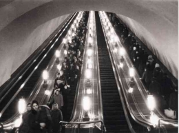 Di depan kereta bawah tanah yang lewat, Moscow Metro (Dok. pribadi)