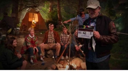 Steven Spielberg di lokasi syuting The Fabelmans. Sumber gambar IMDB.