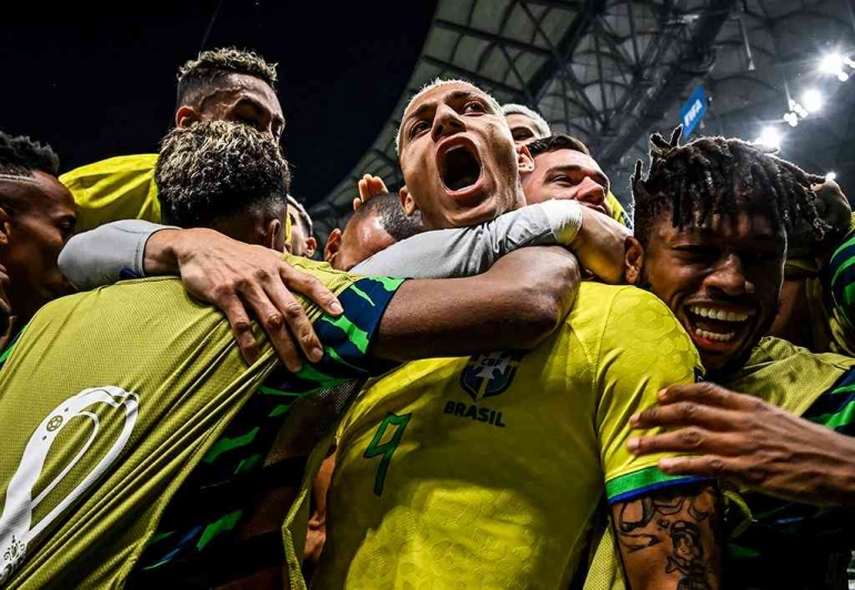 Para pemain Brazil merayakan gol Richarlison (sumber: twitter/RB Football)