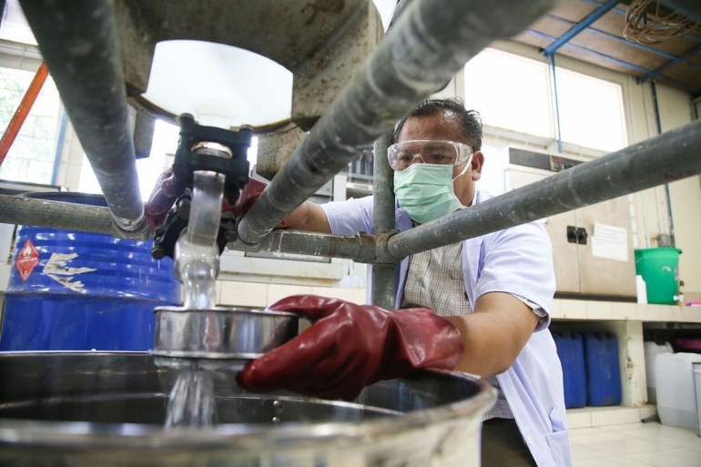 Peneliti dari Lembaga Ilmu Pengetahuan Indonesia (LIPI) menyaring cairan antiseptik (hand sanitizer) setelah dicampur dan direaksikan di Laboratorium Pusat Penelitian Kimia LIPI, Puspitek, Tangerang Selatan, Banten, Senin (6/4/2020) (KOMPAS/HENDRA A SETYAWAN)