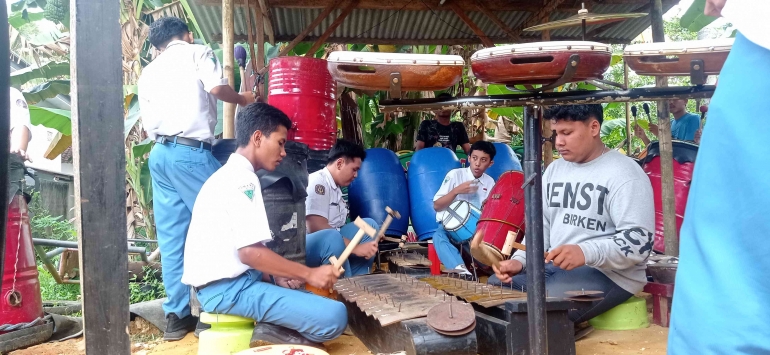 Dok. Pribadi Hairil. Latihan Musik Tradisional Kelas E-6
