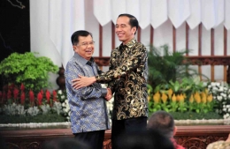 Presiden Jokowi memeluk dan menjabat tangan Wapres Jusuf Kalla. Sunber (Foto: JAY/Humas) by Sekretariat Kabinet