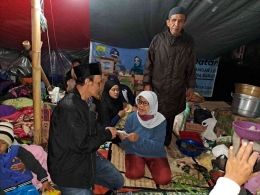 Pihak Masjid Hidayatul Arifin menyerahkan bantuan yang diterima tokoh masyarakat Kamp Baros (dokpri)
