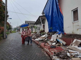 Aji, warga Bukit Naga Mas menerima bantuan makanan dan kue (dokpri)