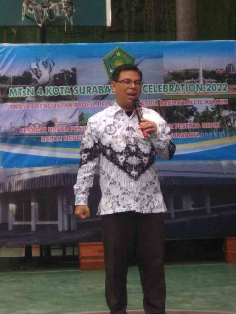 Kepala MTsN 4 Kota Surabaya membuka acara Terima Kasih Guruku (dokpri)
