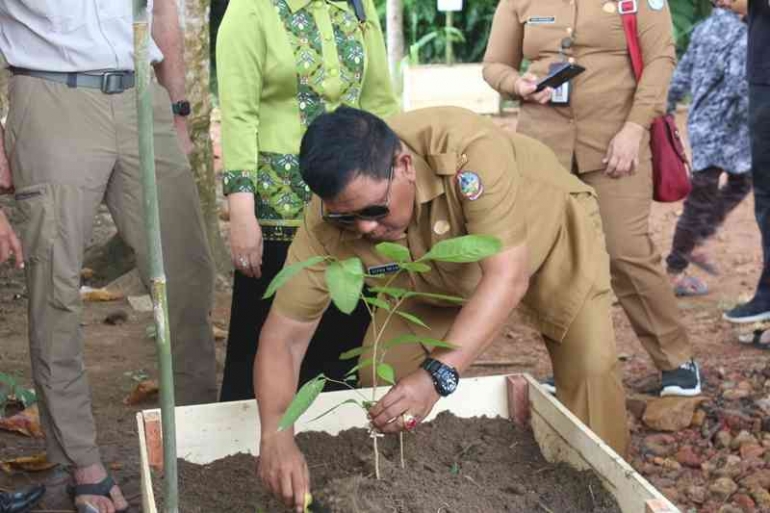 Bupati Kayong Utara, Citra Duani saat melakukan penanaman pohon di sekitar hutan mini Yayasan Palung. (Foto : Gunawan/YP).