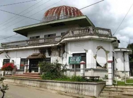 Masjid Nurul Iman, sumber foto https://djangki.wordpress.com/2012/10/21/masjid-nurul-iman-lama-monumen-gempa-kerinci/