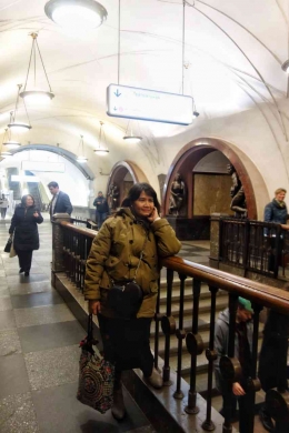 Di depan kereta bawah tanah yang lewat, Moscow Metro (Dok. pribadi)