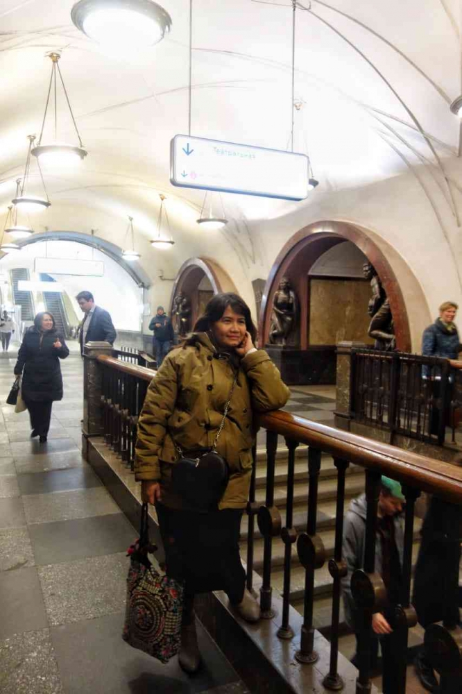 Anak tangga dan eskalator di belakang, Moscow Metro (Dok. pribadi)