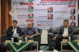 Para pembicara serta moderator (paling kiri) pada acara seminar internasional di Kampus Universitas Muhammadiyah Jakarta. | Sumber: UMJ Jakarta