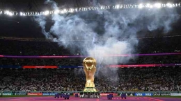 Trofi Piala Dunia. (Foto: AFP via Getty Images/RAUL ARBOLEDA)
