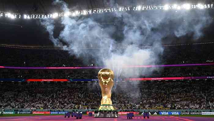 Trofi Piala Dunia. (Foto: AFP via Getty Images/RAUL ARBOLEDA)