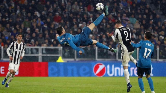 Tendangan akrobatik Ronaldo ke gawang Juventus. Sumber: Angel Martinez / Getty Images/ www.thescore.com