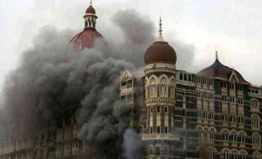 Hotel Taj di Mumbai sedang dibakar dalam serangan teroris tahun 2008. | Sumber: PTI
