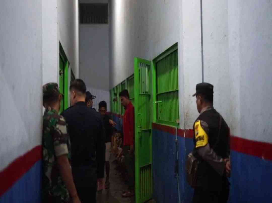 Lapas Surabaya Gandeng TNI Polri Dalam Penggeledahan Blok Hunian ...