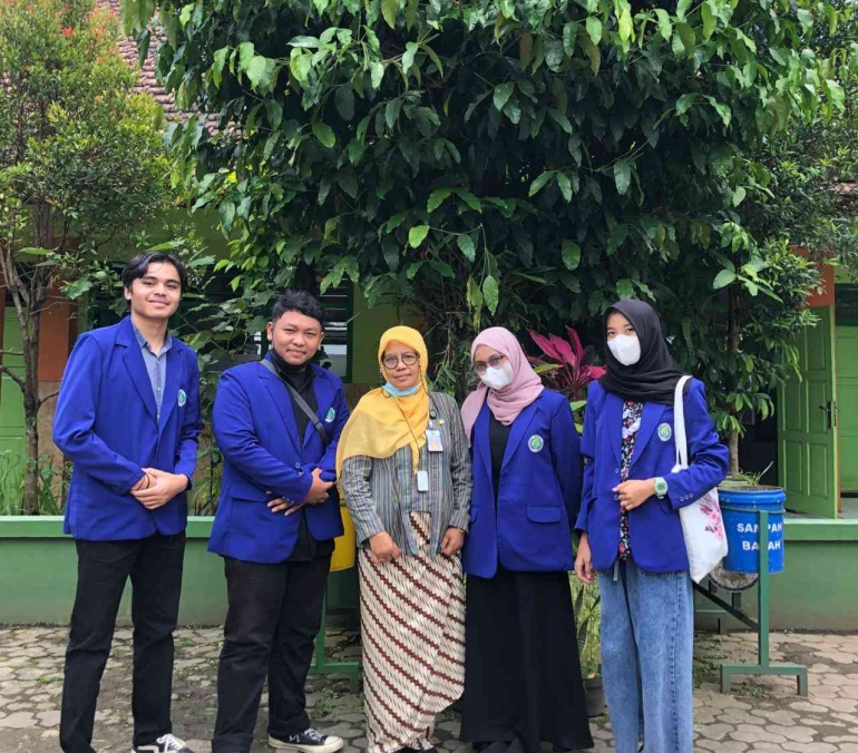 Dokumentasi Kegiatan bersama Ibu Kepala Sekolah Dasar Negeri Karangbesuki 2, Kota Malang saat melakukan survei Sekolah untuk merencanakan Sosialisasi (Dokpri)