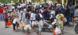 Ratusan warga berburu minyak tanah dan rela antri berlama-lama di kantor Polsek Kelapa Lima Kupang (dok pribadi)