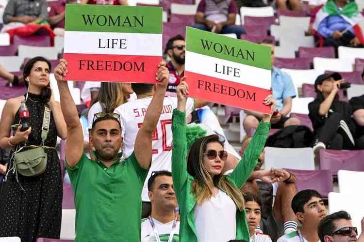 Slogan yang dibentangkan fan Iran di Piala Dunia 2022: AMJADT25 via TWITTER via Kompas.com