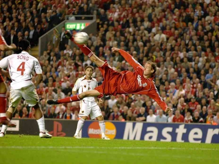 Penampilan hebat Crouch dengan tendangan saltonya di Anfield. Sumber: PA / Empics Sport/ www.thesun.co.uk