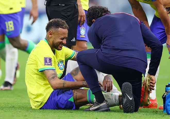 Neymar tampak menahan sakit/Reuteurs