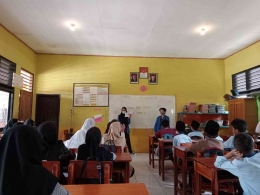 Penyampaian materi fruit song di dalam kelas. Sumber: Dokumentasi Pribadi (Lazuardi Setyo Adi).