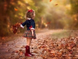 Gadis kecil dan cerita akhir November | foto: Danielle-danchantall9/ lanasiphotography/ pinterest—
