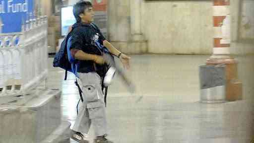 Teroris Pakistan Ajmal Kasab pada saat serangan stasiun kereta api pada tanggal 26 November 2008. | Sumber: Hindustan Times 
