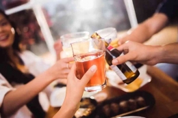 Alkohol dinormalisasi dalam masyarakat, sehingga konsumsinya lebih sering, karena penerimaan yang dinikmatinya.